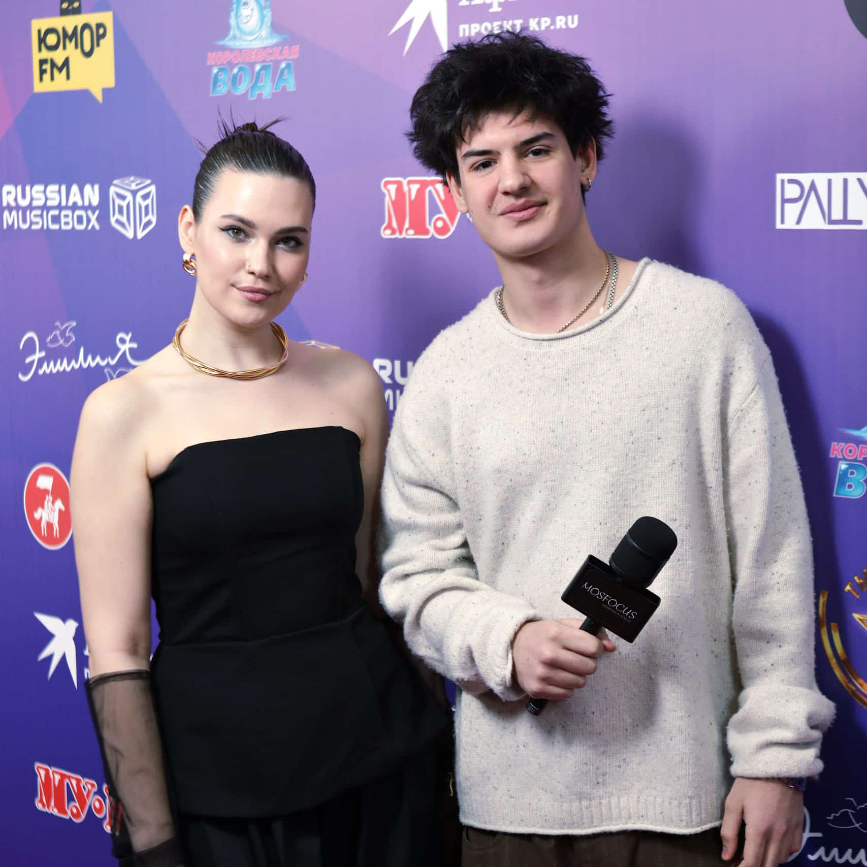 Вика Сикрет Bloggers Music Awards 2026 интервью треки Убежим Розовые очки